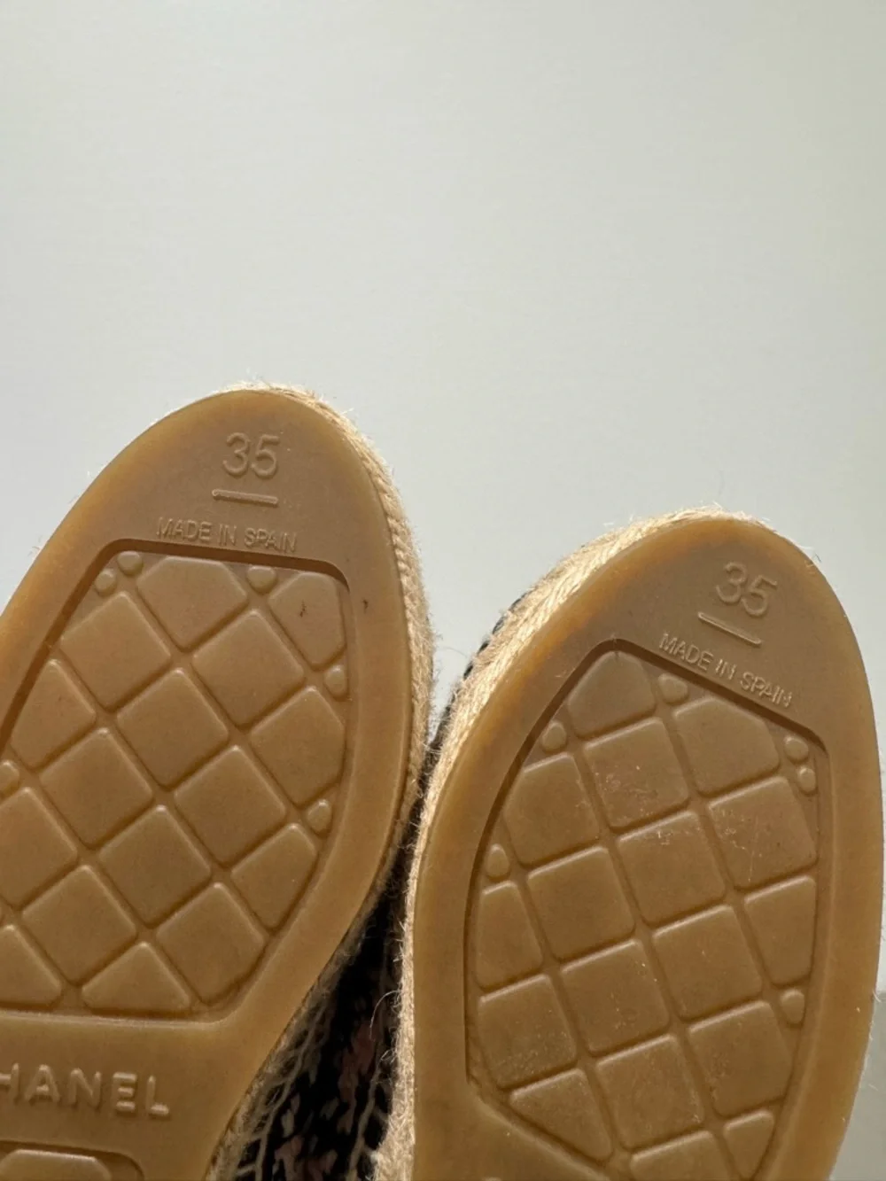 $780 Chanel
Chanel Black/Pink Tweed And Leather CC Cap
Toe Flats size 35 - Picture 11 of 11